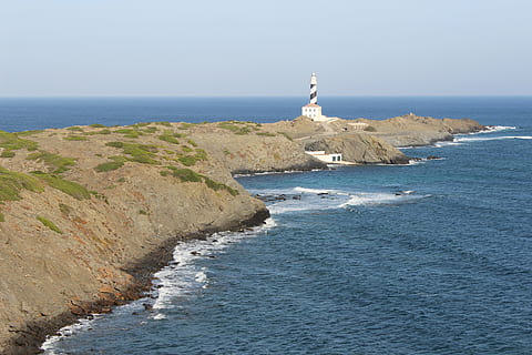 maják, oceán, moře, navigace, nebe, pobřeží, mezník, námořní, pobřežní čára, krajina, útes, Skála, voda, modrý, plachtění, cestovat, menorca, rock - objekt, Příroda, pláž, vedení, přistát, horizont, horizont nad vodou, krása v přírodě, architektura, scenics - příroda, den, věž, nikdo, pevný, venku, 5K, CC0, veřejná doména, bez autorských práv
