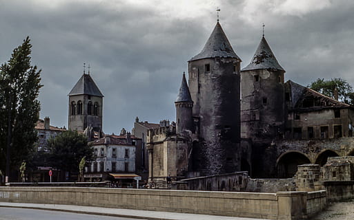 foto, grigio, Marrone, struttura, nuvoloso, giorno, alberi, castello, buio, cielo, costruzione, nube, strada, architettura, Europa, Chiesa, architettura ed edifici, posto famoso, vecchio, storia, nuvola - cielo, esterno dell'edificio, all'aperto, struttura costruita, religione, il passato, luogo di culto, natura, credenza, spiritualità, destinazioni di viaggio, nessuno, Torre, guglia, 4K, CC0, dominio pubblico, privo di copyright