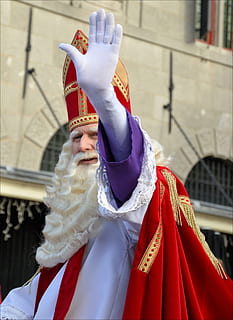 Fest, Parade, st, Nick, Nikolaus, Holland, Tradition, Kinderparty, Karneval, Party, Spaß, Feier, Kostüm, Maske, Maskerade, traditionell, Veranstaltung, festlich, Verkleidung, Straße, feiern, Unterhaltung, Performance, Fantasie, eine Person, rot, echte Menschen, die Architektur, Tag, Gebäudehülle, Fokus auf den Vordergrund, gebaute Struktur, traditionelle Kleidung, halten, Lebensstile, Kleidung, Stadt, Frau, Erwachsene, draußen, Schal, 1080P, CC0, gemeinfrei, lizenzfrei