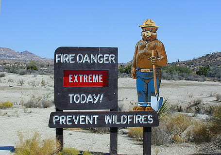avviso di incendio, nota di pericolo, scudo, Pericolo d'incendio, incendi boschivi, Stati Uniti d'America, America, Parco Nazionale, testo, cartello, sceneggiatura occidentale, comunicazione, giorno, cielo, montagna, viaggio, cielo sereno, guida, natura, informazione, segno di informazione, destinazioni di viaggio, paesaggio, blu, direzione, all'aperto, turismo, strada, 1080P, CC0, dominio pubblico, privo di copyright