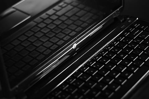 tecnologia, gadget, il computer portatile, computer, tastiera, riflessione, CV, tastiera del computer, comunicazione, tecnologia wireless, attrezzatura informatica, avvicinamento, connessione, nessuno, parte del computer, in casa, messa a fuoco selettiva, colore nero, tasto del computer, Internet, vista dall'alto, metallo, rete di computer, color argento, 4K, CC0, dominio pubblico, privo di copyright