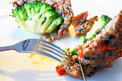 gaffel, broccoli, mald, middag, styrelse, välsmakande, mat, tallrik, måltid, gourmet, vegetabiliska, mat och dryck, närbild, lunch, kokta, äta nyttigt, porslin, friskhet, inget folk, kött, grillad, skaldjur, klar att äta, äta redskap, betjäningsstorlek, köksredskap, välbefinnande, utegrill, inomhus, garnering, frestelse, 2K, CC0, offentligt domän, royaltyfria