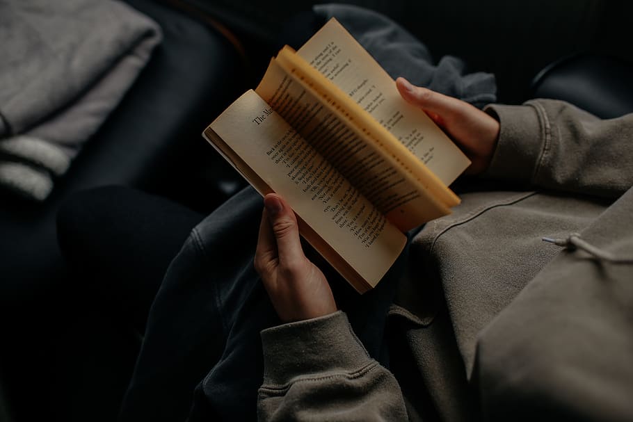 Person liest ein Buch, Weiß, Sitzung, Mann, tragen, grau, Sweatshirt Lesebuch, Sweatshirt, Buch lesen, Buch, lesen, eine Person, Menschen, Bibel, Lernen, Religion, Christentum, Frau, Literatur, Spiritualität, halten, kaukasischer Abstammung, Bildung, drinnen, Forschung, Veröffentlichung, Mittelteil, echte Menschen, Legere Kleidung, Lebensstile, Aktivität, Männer, Sofa, Möbel, Freizeitbeschäftigung, Hand, Erwachsene, menschliche Hand, Jeans, 5K