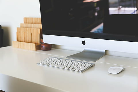 sølv imac, magisk tastatur, magisk mus, hvid, bord, hjemmekontor, computer, mac, arbejdsområde, apple inc, Skærm, kontor, skrivebord, forretning, arbejde, design, teknologi, indre, moderne, meddelelse, arbejdsplads, tastatur, job, Information, trådløs, pc, internet, computerskærm, computer tastatur, desktop pc, computermus, indendørs, møbel, bærbar, trådløs teknologi, forbindelse, computerudstyr, ingen mennesker, stilleben, virksomhedernes forretning, 5K, CC0, offentligt domæne, royaltyfrie