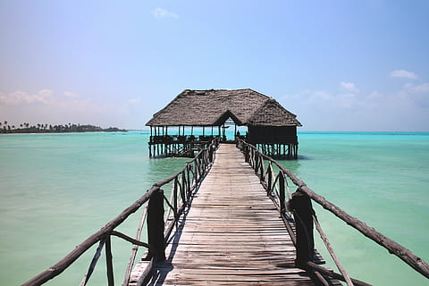 braunes hölzernes Dock, Paradies, Netz, Meer, Strand, Sand, Sandstrand, gebucht, Lagune, Urlaub, Sommer-, Himmel, Traumferien, Wasser, Türkis, tropisch, Insel, Ferien, exotisch, Entspannung, Karibik, Südsee, Afrika, Tansania, Sansibar, Indischer Ozean, Sonne, Oase, Horizont, Urlaube, Natur, Malediven, tropisches Klima, Anlegesteg, Holz - Material, Bungalow, Urlaubsort, idyllisch, Seebrücke, Reise, Landschaft, Blau, Küste, draußen, die Architektur, gebaute Struktur, Ruhe, Szenen - Natur, Land, Schönheit in der Natur, der Weg nach vorn, ruhige Szene, Richtung, Pfahlhaus, Dach, wolke - himmel, keine Leute, Horizont über Wasser, türkisfarben, Holz, 5K, CC0, gemeinfrei, lizenzfrei