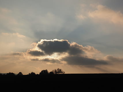 awan, matahari terbenam, dramatis, sinar matahari, sinar, sinar dewa, bidang, horison, langit, cuaca, iklim, alam, bayangan hitam, awan - langit, pemandangan, keindahan di alam, ketenangan, scenics - alam, adegan yang tenang, pohon, menanam, lingkungan Hidup, tanah, tidak ada orang, adegan non-urban, di luar rumah, idilis, 4K, CC0, domain publik, bebas royalti