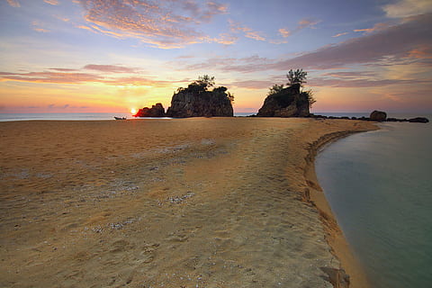 sea, dawn, nature, sky, cliff, clouds, dusk, idyllic, ocean, sand, scenic, sunrise, sunset, tranquil, water, cloud - sky, scenics - nature, beach, beauty in nature, land, tranquility, tranquil scene, horizon, no people, horizon over water, sun, environment, outdoors, 1080P, CC0, public domain, royalty free