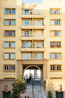 persone, le scale, beige, calcestruzzo, costruzione, Marrone, dipinto, giorno, finestra, architettura, facciata, griglia, struttura costruita, esterno dell'edificio, città, quartiere residenziale, all'aperto, persone reali, stili di vita, balcone, uomini, natura, appartamento, a piedi, vita di città, 5K, CC0, dominio pubblico, privo di copyright