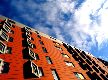 construção, arquitetura, janelas, apartamento, tiro de ângulo baixo, perspectiva, exterior do edifício, céu, estrutura construída, visão de baixo ângulo, janela, nuvem - céu, ninguém, natureza, dia, cidade, moderno, ao ar livre, luz solar, vermelho, azul, em uma sequência, exterior do prédio de escritórios, Distrito residencial, 2K, CC0, domínio público, royalty free