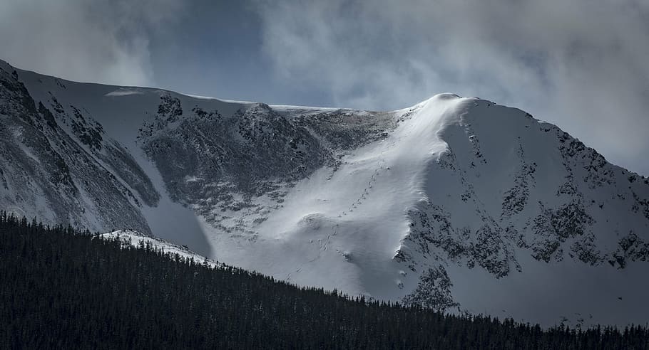 cobert de neu, muntanya, arbres, muntanya alta, núvol, cel, cim, cresta, paisatge, naturalesa, vall, turó, neu, hivern, vista, viatjar, escenics, a l'aire lliure, cim de muntanya, núvol - cel, escenics - natura, temperatura de fred, bellesa a la natura, medi ambient, arbre, planta, Serra, muntanya nevada, cap gent, bosc, terra, pi, arbre de coníferes, bosc de pi, 5K