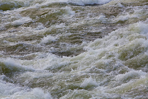 golven, rivier-, forte, stroom, waterlopen, water, natuur, schoonheid in de natuur, beweging, geen mensen, dag, scenics - natuur, zee, sport, hoge hoekmening, aquatische sport, stromend water, buitenshuis, Golf, niet-stedelijke scène, waterkant, land-, vloeiende, kracht in de natuur, 5K, CC0, publiek domein, royaltyvrij