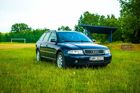 audi, a4, eng, bil, himmel, græs, transportere, biler, turisme, lys, auto, bil dæk, landskaber, døren, reflektor, universel, Brugt, udskiftningslampe, automotive, hjul, seng, lak, polering, land køretøj, udendørs, bmw, transportmidler, hastighed, motor, moderne, ny, skinnende, plante, transportform, Mark, grøn farve, træ, motor køretøj, natur, dag, skyfri himmel, jord, ingen mennesker, tekst, retro stylet, 4K, CC0, offentligt domæne, royaltyfrie