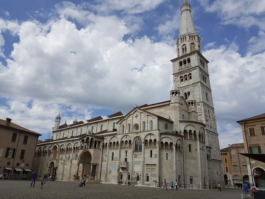 modena, duomo, piazza, núvols, cel, Itàlia, ghirlandina, romano, antic, arquitectura, exterior de l'edifici, núvol - cel, religió, estructura construïda, lloc de culte, edifici, creença, espiritualitat, grup de persones, ciutat, turisme, gran grup de persones, viatjar, destinacions de viatge, multitud, a l'aire lliure, 2K