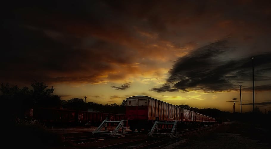 foto del timelapse, tren, arbres de silueta, revestiment, nit, vies del ferrocarril, núvol - cel, cel, posta de sol, arquitectura, cap gent, naturalesa, estructura construïda, color taronja, exterior de l'edifici, bellesa a la natura, transport, arbre, tempesta, a l'aire lliure, escenics - natura, cel dramàtic, núvol de tempesta, silueta, manera de transport, 720P