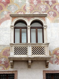 vindue, gammel, gammelt vindue, facade, historisk, forvitret, træ, glas, slå op, bygning, trævinduer, gammel by, vinduesrammer, åben, vinduesdekorationer, bygget struktur, arkitektur, bygning udvendig, bue, dag, ingen mennesker, lav vinkel visning, murbygningsfunktion, glas - materiale, udendørs, fortiden, historie, mønster, lukket, væg, hus, dør, blomstermønster, vægmaleri, udsmykkede, freske, 4K, CC0, offentligt domæne, royaltyfrie