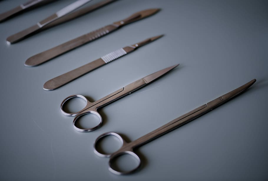 médico, ferramenta, branco, superfície, tiro do estúdio, dentro de casa, cinzento, fundo cinza, ninguém, fundo colorido, grupo de objetos, fechar-se, tesouras, metal, ainda vida, grupo médio de objetos, variação, simplicidade, ordem, preparação, ferramenta de trabalho, prateado colorido, em uma sequência, escolha, aço, fundo azul, equipamento cirúrgico, Liga, 1080P