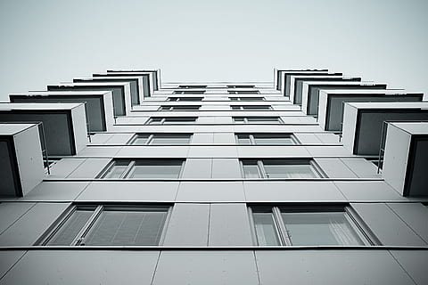 bianca, dipinto, calcestruzzo, costruzione, fotografia ad angolo basso, grattacielo, giorno, foto, grigio, architettura, appartamento, finestra, balcone, struttura costruita, astratto, esterno dell'edificio, bianco e nero, scena urbana, futuristico, moderno, design, forma tridimensionale, nessuno, illustrazione, cielo, città, Inquadratura dal basso, cielo sereno, alto - alto, edificio per uffici esterno, quartiere residenziale, natura, di fila, all'aperto, modello, ufficio, direttamente sotto, 2K, CC0, dominio pubblico, privo di copyright