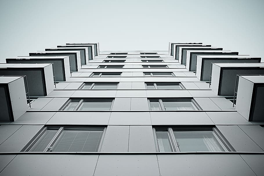 blanc, pintat, concret, edifici, fotografia d'angle baix, de gran alçada, durant el dia, gratacels, foto, gris, arquitectura, apartament, finestra, balcó, estructura construïda, resum, exterior de l'edifici, blanc i negre, escena urbana, futurista, modern, disseny, forma tridimensional, cap gent, il·lustració, cel, ciutat, vista d’angle baix, cel clar, alta - alta, exterior d’edifici d’oficines, barri residencial, dia, naturalesa, en fila, a l'aire lliure, patró, oficina, directament a sota, 2K