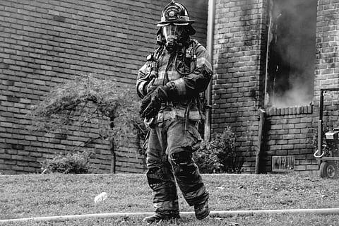foto in scala di grigi, pompiere, uomo, indossare, tuta da pompiere, vigile del fuoco, fuoco, ardente, Fumo, Casa, albero, mattoni, tubo flessibile, uniforme, casco, blanco y negro, bombero, esterno dell'edificio, governo, architettura, forze armate, in piedi, giorno, militare, capi di abbigliamento, uomini, struttura costruita, persone, persone reali, arma, detenzione, lunghezza intera, pistola, vista frontale, fucile, all'aperto, mattone, forze speciali, 5K, CC0, dominio pubblico, privo di copyright