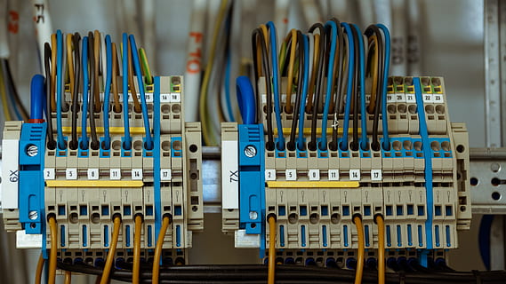nærbilde, bilde, kabler, grå, ramme, metalltråd, elektrisk, nettverk, elektrisitet, sikring, makt, bytte om, elektriske ledninger, ledningsnett, krets, nåværende, forbindelse, energi, fordeling, elektriker, installasjon, elektroteknikk, teknologi, innendørs, industri, ingen folk, utstyr, stor gruppe gjenstander, på rad, rekkefølge, maskineri, styre, blå, elektronikkindustrien, valg, fokusere på forgrunnen, gruppe, virksomhet, overflod, kommunikasjon, elektrisk utstyr, 5K, CC0, offentlig domene, opphavsrett gratis