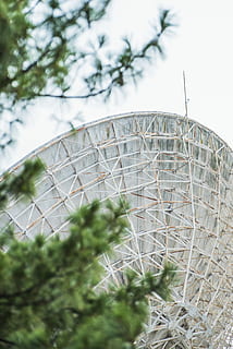 runda, grå, metall, industriell, maskin, träd, Foto, vit, satellit, strukturera, rymden, kommunikation, maträtt, antenn, motta, radio, tech, teknologi, arkitektur, utomhus, parabolantenn, alessio soggetti, asoggetti, växt, natur, inget folk, dag, nöjespark rida, himmel, lågvinkelvy, nöjespark, pariserhjul, konstkultur och underhållning, byggd struktur, fairground, fritidsaktivitet, tillväxt, frånvaro, selektiv fokusering, 4K, CC0, offentligt domän, royaltyfria