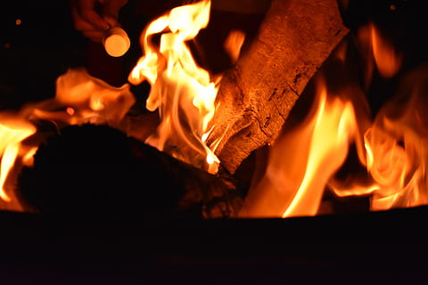 Feuer, Lagerfeuer, Flamme, heiß, Hitze, brennen, warm, brennbar, feurig, rot, entzünden, ein Lauffeuer, Orange, lodernd, flammend, Leidenschaft, Kamin, Verbrennung, Feuer - natürliches Phänomen, Hitze - Temperatur, Holz - Material, Natur, Brennholz, Log, Nahansicht, Nacht-, Holz, orange Farbe, keine Leute, glühend, Hintergründe, schwarze Farbe, Bewegung, 5K, CC0, gemeinfrei, lizenzfrei