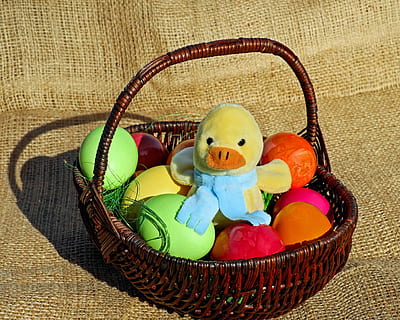 Gelb, Küken, Plüsch-, Spielzeug, schwarz, Weiden Picknickkorb, Osterthema, Ostern, Zahl, Hähnchen, ausgestopftes Tier, Sitzung, Korb, osterkorb, bunte Eier, Ostereier, gemalt, Frühling, Frohe Ostern, Ostern Küken, Süss, süß, lustig, Grußkarte, Container, Darstellung, Korbweide, Osterei, keine Leute, Tierdarstellung, Stillleben, Ei, drinnen, Kunst und Handwerk, mehrfarbig, Urlaub, Lebensmittel, High Angle View, Osterhase, gesundes Essen, Tischset, 4K, CC0, gemeinfrei, lizenzfrei