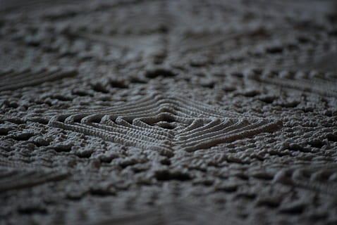 Tischdecke, Deckchen, Esstisch, Muster, Textur, selektiver Fokus, Nahansicht, keine Leute, Vollbild, Hintergründe, Design, Textil-, Kunst, Kunst und Handwerk, texturiert, gestalten, drinnen, Kreativität, Stillleben, High Angle View, Tag, braun, konzentrisch, 4K, CC0, gemeinfrei, lizenzfrei