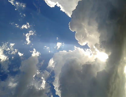 lavvinkelfotografering, skyer, himmel, lys, ray, sol, natur, blå, atmosfære, klima, økologi, opløsning, håber, sky - himmel, skønhed i naturen, lav vinkel visning, scenics - natur, ro, sollys, ingen mennesker, rolig scene, dag, idyllisk, udendørs, baggrunde, hvid farve, cloudscape, solstråle, fluffy, majestætisk, meteorologi, streaming, 1080P, CC0, offentligt domæne, royaltyfrie