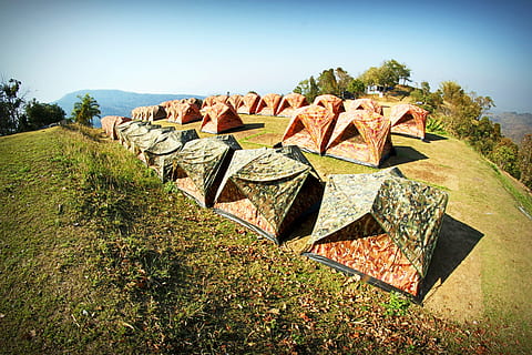 campament, tenda, arbre, Forrest, a l'aire lliure, activitat, festa, fusta, muntanya, aventura, bosc, geologia, verd, sòl, turó, històric, viatge, paisatge, natural, senderisme, naturalesa, parc, phetchabun, phitsanulok, forma, cel, pedra, estiu, sol, Tailàndia, superior, turisme, viatjar, punt de vista, salvatge, planta, història, llum solar, antic, el passat, cap gent, dia, arquitectura, terra, destinacions de viatge, sòlid, antiga ruïna, cel clar, estructura construïda, civilització antiga, arqueologia, història antiga, 2K, CC0, domini públic, lliure de regalies