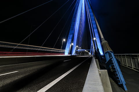 arkitektur, bro, infrastruktur, mørk, nat, belysning, gade, transportmidler, lys spor, bevægelse, lang eksponering, belyst, hastighed, bro - menneskeskabt struktur, vejen frem, retning, vej, ingen mennesker, bygget struktur, forbindelse, by, sløret bevægelse, hængebro, Trafik, 5K, CC0, offentligt domæne, royaltyfrie