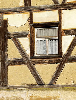 truss, finestra, vell, edifici, casa, fachwerkhaus, fusta, barra, paret, pedra natural, façana, arquitectura, francs suïssos, estructura construïda, exterior de l'edifici, cap gent, material de fusta, dia, primer pla, patró, funció de construcció de parets, vidre - material, a l'aire lliure, forma geomètrica, abandonat, fons, marc complet, forma, vidre, deteriorament, marc de finestra, 2K, CC0, domini públic, lliure de regalies