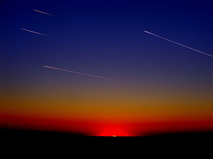 memotret foto bintang, matahari terbenam, Streaming, pesawat, garis-garis, penerbangan, langit, awan, meteorit, komet, jejak uap, pesawat terbang, malam, pemandangan, bayangan hitam, biru, alam, awan - langit, kendaraan udara, angkutan, moda transportasi, tidak ada orang, keindahan di alam, perjalanan, scenics - alam, warna oranye, senja, kecepatan, gerakan, industri dirgantara, 2K, CC0, domain publik, bebas royalti