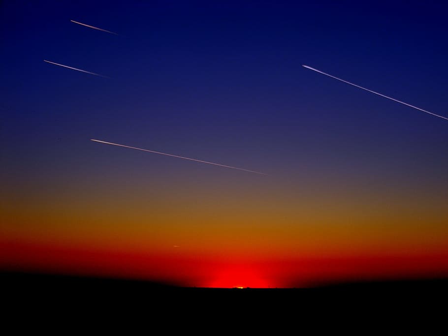 fotografia d'estrelles disparades, posta de sol, streaming, avions, ratlles, volant, cel, núvol, meteorits, cometes, pista de vapor, avió, nit, escenics, silueta, blau, naturalesa, núvol - cel, vehicle aeri, transport, manera de transport, cap gent, bellesa a la natura, viatjar, escenics - natura, color taronja, vespre, velocitat, moviment, indústria aeroespacial, 2K
