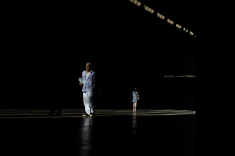 Person, Stehen, Plattform, dunkel, Bereich, Mann, Spiegel, Bühne, Performance, Beleuchtung, beleuchtet, eine Person, in voller Länge, drinnen, Männer, Erwachsene, echte Menschen, Vorderansicht, Lichtanlage, Lebensstile, Bühne - Aufführungsraum, kopieren sie platz, die Architektur, Legere Kleidung, junger Erwachsener, 4K, CC0, gemeinfrei, lizenzfrei