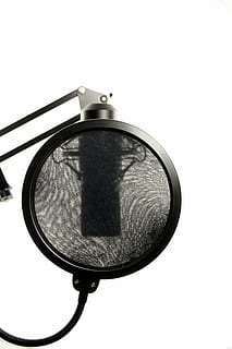 schwarz, Pop-Filter, angebracht, Kondensatormikrofon, Studio, Mikrofon, Gesangsmikrofon, Audio-, Aufzeichnung, Tonstudio, Popscreen, Tontechnik, Aufzeichnungen, Musik Studio, Moderator, Radio, Mäßigung, weißer Hintergrund, Studioaufnahme, Nahansicht, keine Leute, Stillleben, drinnen, einzelnes Objekt, Metall, Technologie, kopieren sie platz, ausgeschnitten, Lichtanlage, Himmel, Flachwinkelansicht, Geometrische Figur, Fokus auf den Vordergrund, Kreis, gestalten, Reflexion, elektrische Ausrüstung, 2K, CC0, gemeinfrei, lizenzfrei