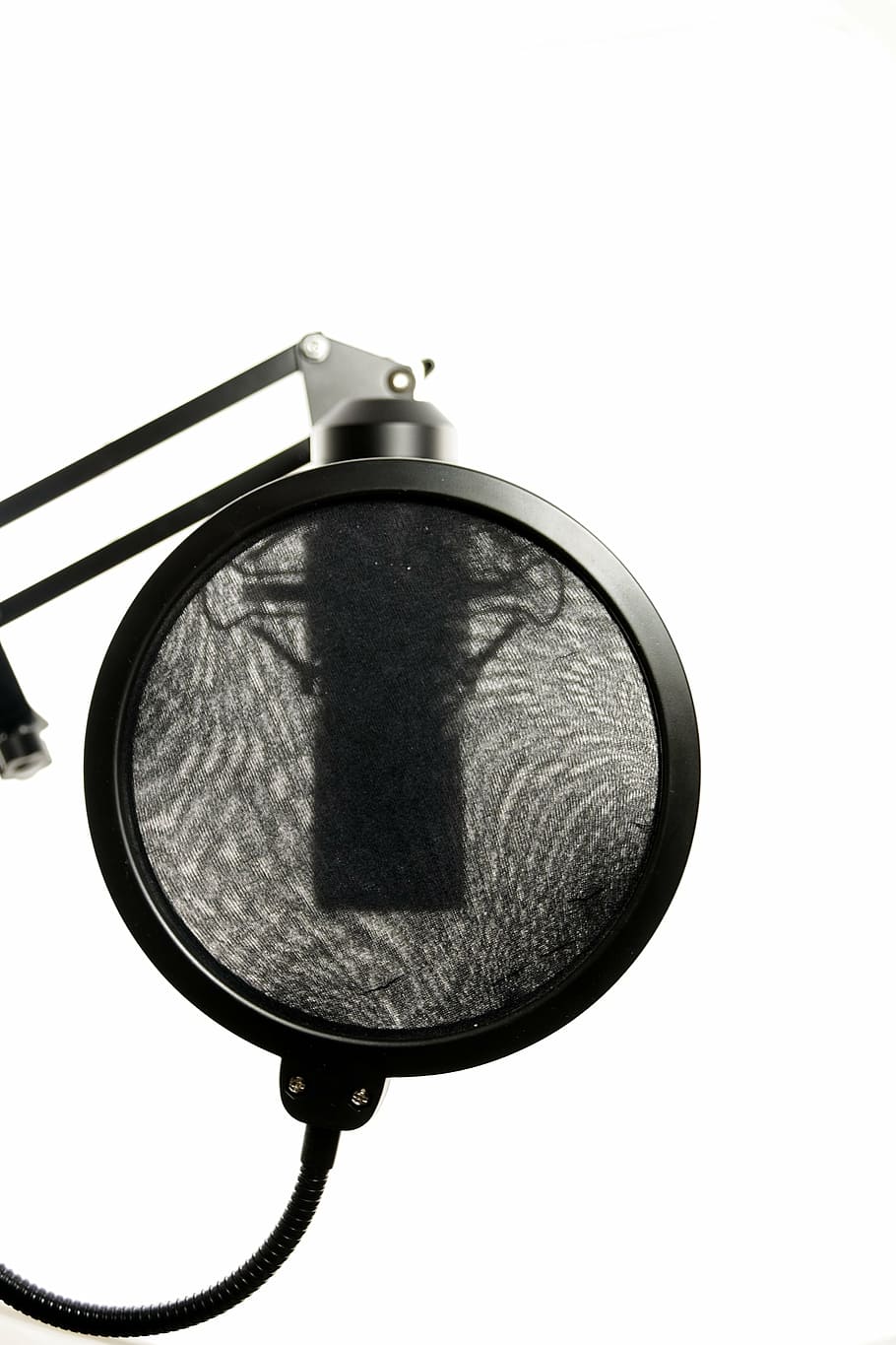 negre, filtre de pop, adjunt, micròfon de condensador, estudi, micròfon, micròfon vocal, àudio, enregistrament, estudi de so, pantalla popscreen, equip d’àudio, registres, estudi de música, presentador, ràdio, moderació, fons blanc, tir de l'estudi, primer pla, cap gent, natura morta, a l'interior, sol objecte, metall, tecnologia, còpia espai, tallar, equips d’il·luminació, cel, vista d’angle baix, forma geomètrica, centrar-se en primer pla, cercle, forma, reflexió, equipament elèctric, 2K