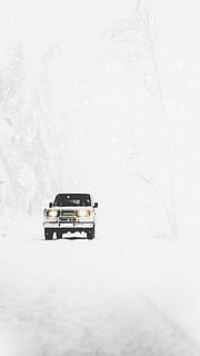 Toyota Suv, bedeckt, Schnee, Weiß, Straße, schwer, Schneewetterlage, tagsüber, Transportmittel, Winter, Landfahrzeug, Transport, kalte Temperatur, Kraftfahrzeug, Auto, keine Leute, Natur, schneit, weiße Farbe, extremes Wetter, Schneesturm, Tag, gefroren, draußen, Baum, 5K, CC0, gemeinfrei, lizenzfrei