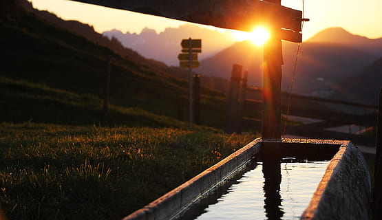 legeme, vand, rektangulære, beholder, ved siden af, græsfelt, solnedgang, østrig, bjerge, alpine, springvand, sol, Abendstimmung, landskab, naturligt skuespil, aftenhimmel, belysning, skygge, aften, potions, linseflare, afspejling, natur, himmel, arkitektur, bygget struktur, ingen mennesker, sollys, ro, skønhed i naturen, orange farve, udendørs, plante, belyst, sø, solstråle, lyse, 4K, CC0, offentligt domæne, royaltyfrie