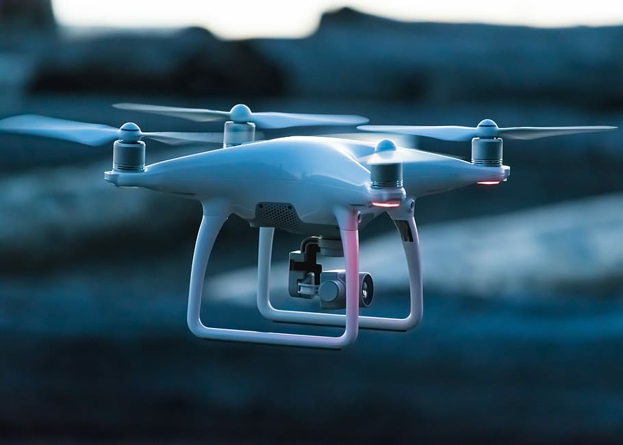 foto, blanc, volant, quadcopter, drone blanc, drone, volar, càmera, blau, transport, tecnologia, manera de transport, futurista, vehicle aeri, avió, centrar-se en primer pla, cap gent, dia, moviment, viatjar, seguretat, a l'aire lliure, a l'aire, naturalesa, vigilància, velocitat, primer pla, 5K