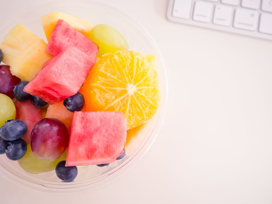 frukt, kopp, skrivebord, drue, tastatur, vannmelon, hvitt skrivebord, mat og Drikke, makro, objekter, mat, Kiwi, appelsin, friskhet, spise sunt, jordbær, eple - frukt, dessert, søt mat, skjære, høy vinkel visning, ingen folk, stilleben, innendørs, bær frukt, velvære, tallerken, nærbilde, forfriskning, overbærenhet, studio skudd, søt, fristelse, oransje, 4K