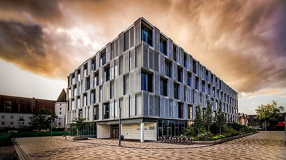 byggnad, solnedgång, audi, arkitektur, himmel, byggnad exteriör, moln - himmel, byggd struktur, stad, natur, inget folk, modern, regering, clouds, utomhus, kontor, dramatisk himmel, gata, växt, företag, kontorsbyggnad exteriör, 2K, CC0, offentligt domän, royaltyfria