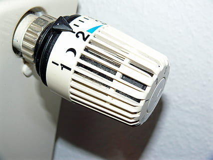 riscaldamento, termostato, impostato, livello, regole, regolare, girare tecnicamente, scala, le tasse, regolatore di temperatura, ecologico, in casa, termosifone, controllo, avvicinamento, temperatura, Colore bianco, vista dall'alto, singolo oggetto, nessuno, calore - temperatura, tecnologia, pomello, combustibile e produzione di energia, numero, sfondo bianco, in stile retrò, girato in studio, copia spazio, metallo, 2K, CC0, dominio pubblico, privo di copyright