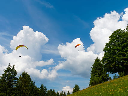 cielo, nuvole, nuvola bianca, blu, montagne, paesaggio, natura, nuvola - cielo, mezz'aria, volante, la libertà, paracadute, avventura, sport estremi, albero, parapendio, pianta, attività di svago, Inquadratura dal basso, sport, giorno, bellezza nella natura, persone reali, persona irriconoscibile, volo, stili di vita, all'aperto, 4K, CC0, dominio pubblico, privo di copyright