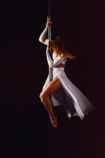 persona, mujer, niña, bailando, equilibrar, danza, bailarín, elegancia, elegante, ejercicio, hembra, glamour, pelo, dama, actuación, pole dance, bonita, fuerza, vestir, una persona, longitud total, foto de estudio, adulto joven, mujer joven, habilidad, adentro, belleza, vista lateral, Moda, movimiento, ropa casual, pelo largo, fondo negro, cuerda, peinado, participación, adulto, mujer hermosa, 4K, CC0, dominio público, libre de derechos
