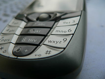 telèfon, mòbil, tocar, comunicació, anomenada, contacte, primer pla, cap gent, a l'interior, teclat d’ordinador, dia, tecnologia, nombre, teclat, text, equips informàtics, ordinador, tecnologia sense fils, enfocament selectiu, connexió, guió occidental, temps, negocis, clau d’ordinador, part de l’ordinador, polsador, 2K, CC0, domini públic, lliure de regalies