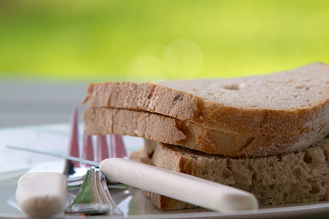 Scheibe, Brote, Weiß, Keramik, Teller, Brotmesser, Gabel, Essen, Frühstück, Brot, Messer, Snack, Hunger, Besteck, Garten, Vesper, frisch, knusprig, hausgemacht, substanziell, Lebensmittel, bauernbrot, Brotscheiben, Frühstücksteller, abendbrot, Beauty-Produkt, Schönheit, Nahansicht, Körperpflege, keine Leute, Hygiene, Essen und Trinken, selektiver Fokus, Küchenutensilien, Tabelle, Frische, Fokus auf den Vordergrund, Wohlbefinden, Essgeschirr, Holz - Material, gesundes Essen, fertig für den Verzehr, gebacken, Milchprodukt, drinnen, Stillleben, Vollkornbrot, Versuchung, 1080P, CC0, gemeinfrei, lizenzfrei
