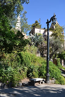 lys post, lygtepæl, lanterne, elektrisk, elektricitet, antik, dekorative, gadebelysning, gadelampe, cerro santa lucia, santiago, plante, træ, natur, vækst, dag, sollys, grøn farve, ingen mennesker, himmel, gade, arkitektur, skyfri himmel, udendørs, parkere, bygget struktur, park - mand skabt plads, religion, skønhed i naturen, blå, have, 4K, CC0, offentligt domæne, royaltyfrie