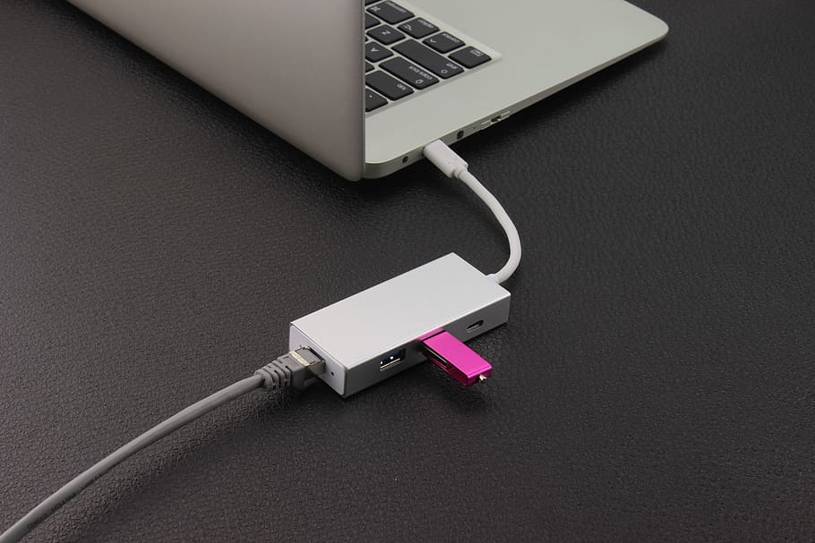 portàtil, MacBook, connexió, tecnologia, accés, ordinador, electrònica, equipament, teclat, natura morta, cable, espai de treball, tecnologia sense fils, comunicació, equips informàtics, teclat d’ordinador, cap gent, a l'interior, taula, Internet, tir de l'estudi, cable usb, gris, xarxa d’ordinadors, electricitat, amb cable, clau d’ordinador, equipament elèctric, Font d'alimentació, 5K