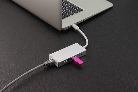 Computadora de escritorio, línea, computadora, escritorio, tecnología, conexión, comunicación, cable, Internet, tecnología inalámbrica, ordenador portátil, equipo de computadora, mesa, teclado, adentro, nadie, cable USB, naturaleza muerta, electricidad, gris, de cerca, Red de computadoras, llave de computadora, equipo eléctrico, fuente de alimentación, 5K, CC0, dominio público, libre de derechos